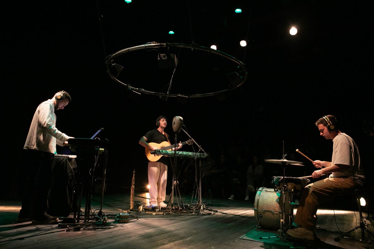 ✨En Vic Mirallas va estrenar ahir la tercera edició del festival regalant-nos una nit màgica. La seva sensibilitat i el format intimista han transformat cada nota en un fil d’or, revelant tots els matisos i la bellesa pura de la música. 

#festivalreal360