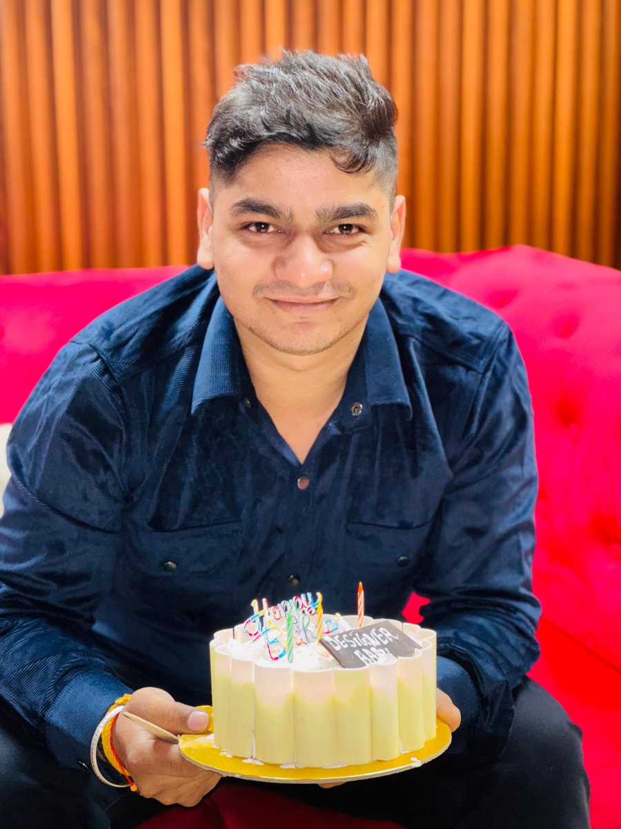 digitalwebL's tweet image. 🎉 Happy Birthday, Tushar! 🎈

Celebrating the brilliant leader of the Digital Web Launcher Team with cake and a toast. Share your love and wishes below! 🎂✨

#TusharsBirthday #TeamSpirit