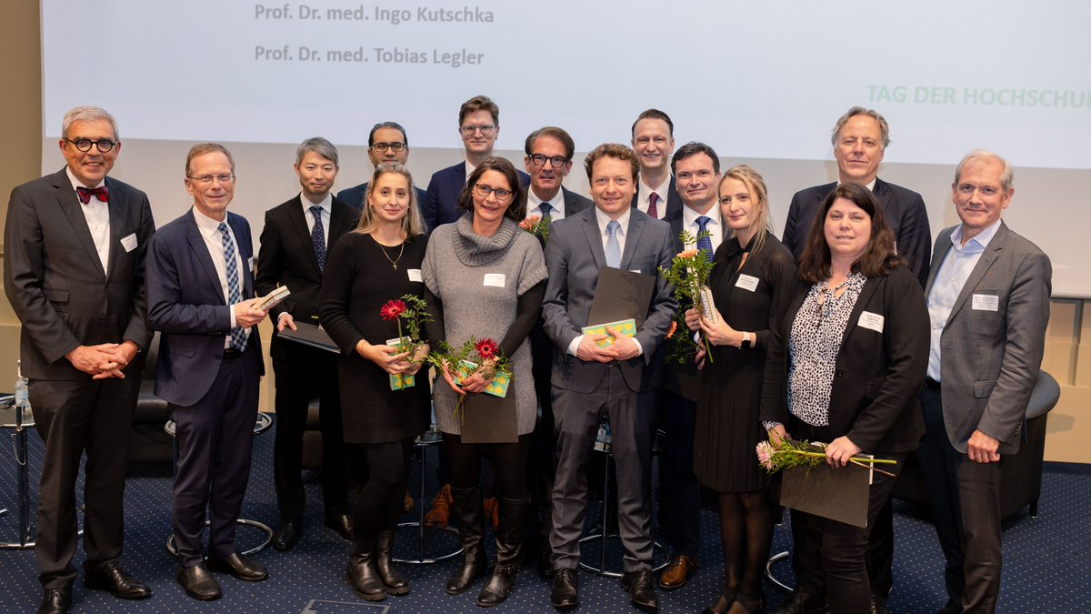 Institute of Pharmacology and Toxicology, UMG (@pharmaumg) on Twitter photo The Heartpatch Team was ceremonially awarded the "Preis der Deutschen Hochschulmedizin" at yesterday`s 4th "Tag der Hochschulmedizin" in Berlin 🏆👏<a href="/yourUMG/">Universitätsmedizin Göttingen (UMG)</a> <a href="/UKSH_KI_HL/">Universitätsklinikum Schleswig-Holstein</a> <a href="/dzhk_germany/">DZHK Germany</a> <a href="/uniklinika/">Die Deutschen Universitätsklinika</a> <a href="/MTiburcy/">Malte Tiburcy</a> <a href="/IngoEitel/">Ingo Eitel</a> <a href="/Hinkel_Lab/">Hinkel_Lab</a>
Picture: Matthias Kindler/VUD The Heartpatch Team was ceremonially awarded the "Preis der Deutschen Hochschulmedizin" at yesterday`s 4th "Tag der Hochschulmedizin" in Berlin 🏆👏<a href="/yourUMG/">Universitätsmedizin Göttingen (UMG)</a> <a href="/UKSH_KI_HL/">Universitätsklinikum Schleswig-Holstein</a> <a href="/dzhk_germany/">DZHK Germany</a> <a href="/uniklinika/">Die Deutschen Universitätsklinika</a> <a href="/MTiburcy/">Malte Tiburcy</a> <a href="/IngoEitel/">Ingo Eitel</a> <a href="/Hinkel_Lab/">Hinkel_Lab</a>
Picture: Matthias Kindler/VUD