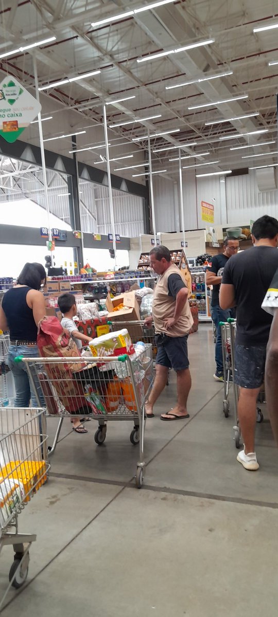 Cadrige's tweet photo. @atacadao_sa abre 6 da manhã,  só esquece de abrir os caixas. Fila quilometricas pq TALVEZ abram caixas as 8 https://t.co/sUxhelq7d5