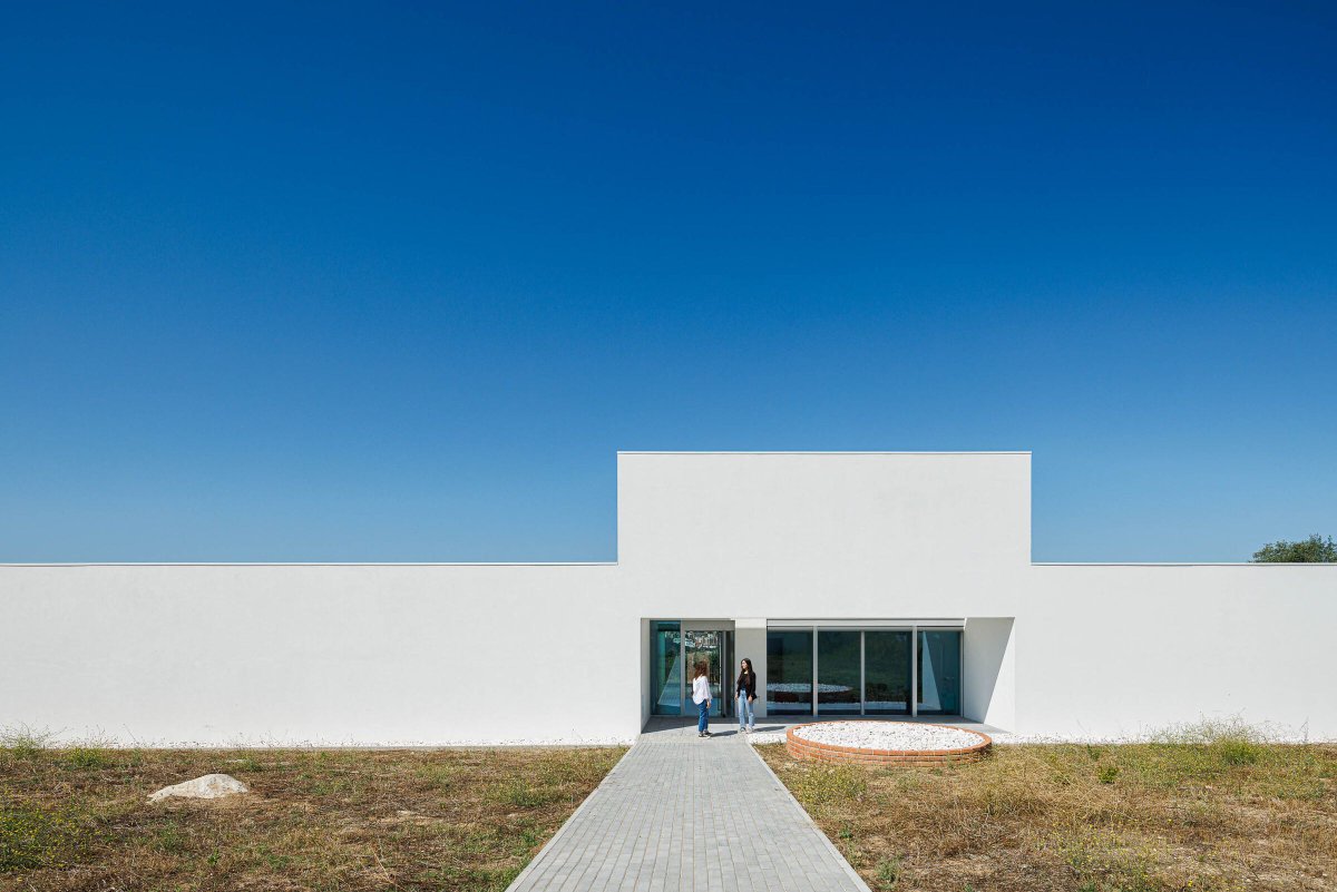 Archello's tweet image. The GD House in Torres Novas showcases a minimalist design with clean geometry and strategic openings that blend interior and exterior.
buff.ly/4fLRb7O

#MinimalistArchitecture #SustainableDesign #ContextualArchitecture