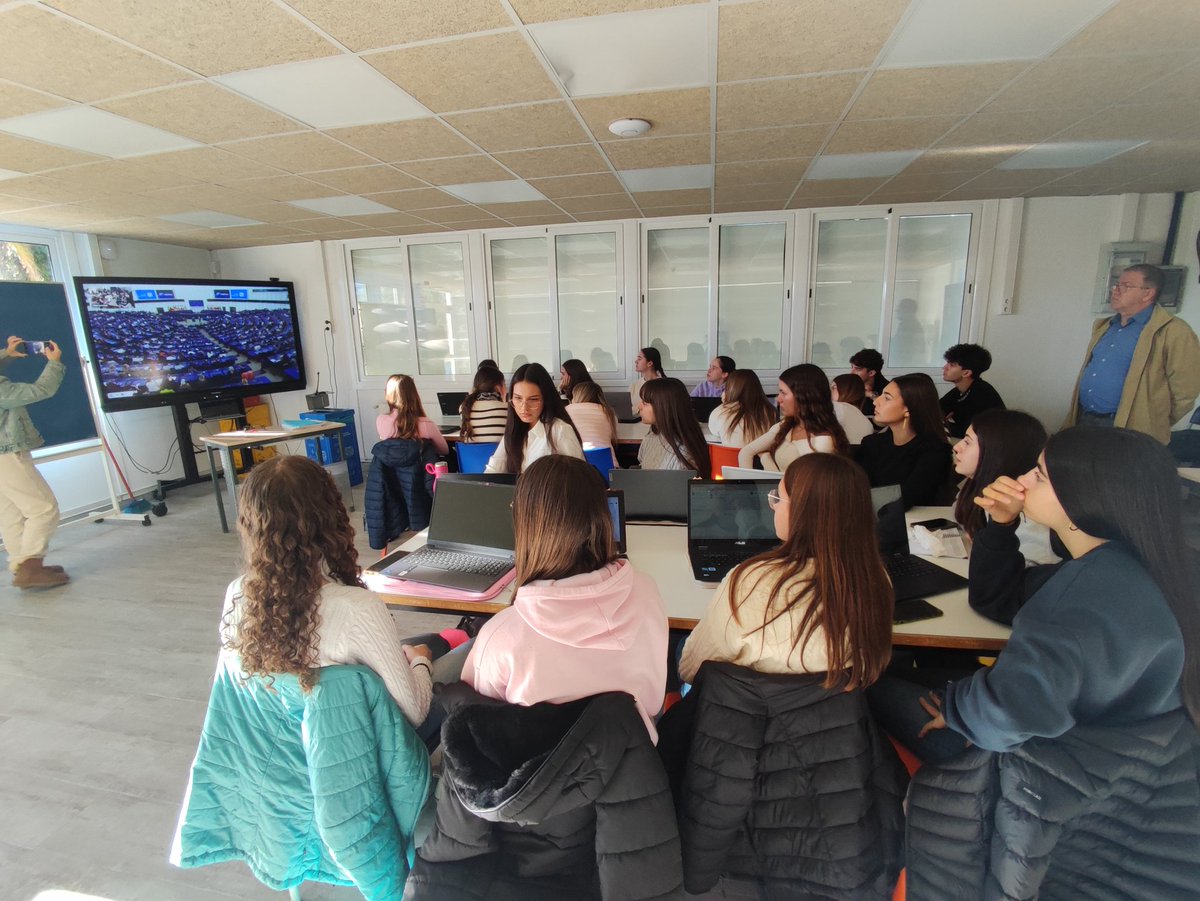 Euro_Llor's tweet photo. Avui, @Llor_Fundacio, estem participant a la sessió d'Euroscola amb una gran  intervenció de la nostra representant. #EPAS @Europarl_CAT @SBEducadora https://t.co/qOsVBWXoUM