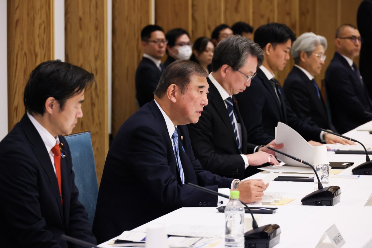 「サイバー安全保障分野での対応能力の向上に向けた有識者会議」において、能動的サイバー防御の実現に向けて必要となる法制度の整備等について、提言が取りまとめられました。会議の成果を踏まえ、石破総理は、可能な限り早期に関連法案を取りまとめるよう、関係閣僚に指示しました。