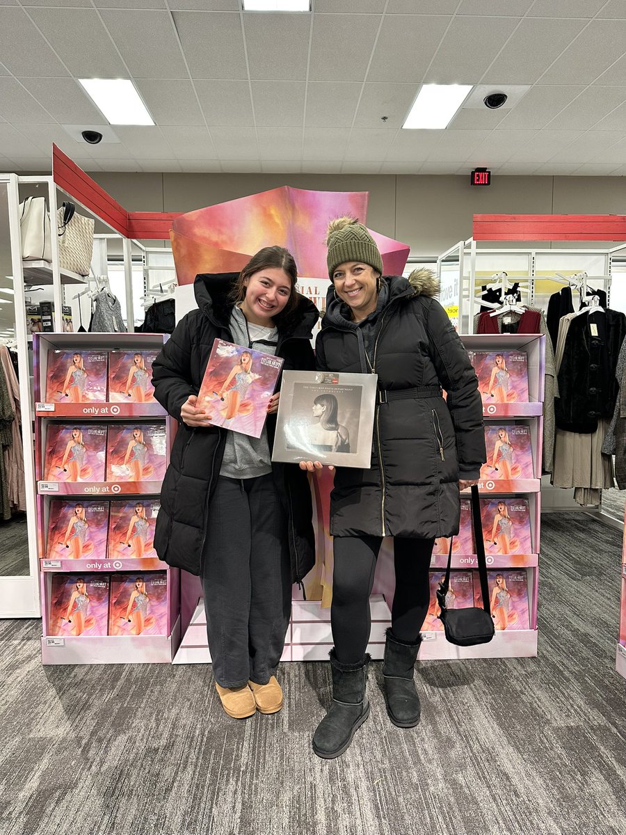 michellebeth22's tweet photo. It’s been a long time coming in the cold this morning … so glad we got up early! 💜 @taylornation13 @taylorswift13 @TSTheErasTour https://t.co/irBPghPrH6