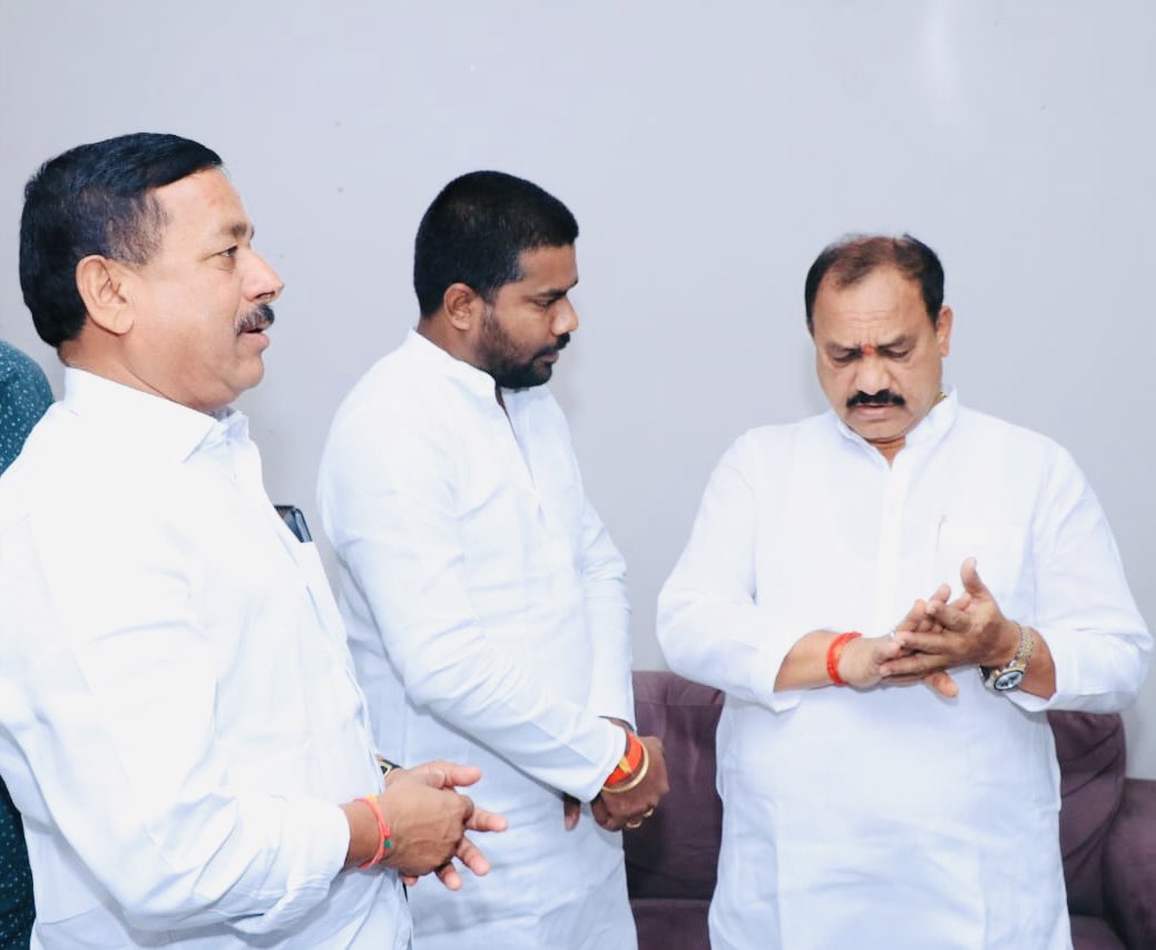 PRavikanth2345's tweet photo. ఈరోజు తెలంగాణ రాష్ట్ర టీపీసీసీ అధ్యక్షుడు మహేష్ కుమార్ గౌడ్ గారిని కలిసిన రంగారెడ్డి జిల్లా యువజన కాంగ్రెస్ అధ్యక్షుడు పాలకుర్ల రవికాంత్ గౌడ్ https://t.co/OV2h4glaEG
