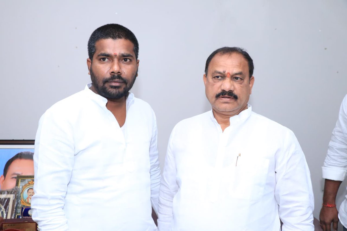 PRavikanth2345's tweet photo. ఈరోజు తెలంగాణ రాష్ట్ర టీపీసీసీ అధ్యక్షుడు మహేష్ కుమార్ గౌడ్ గారిని కలిసిన రంగారెడ్డి జిల్లా యువజన కాంగ్రెస్ అధ్యక్షుడు పాలకుర్ల రవికాంత్ గౌడ్ https://t.co/OV2h4glaEG