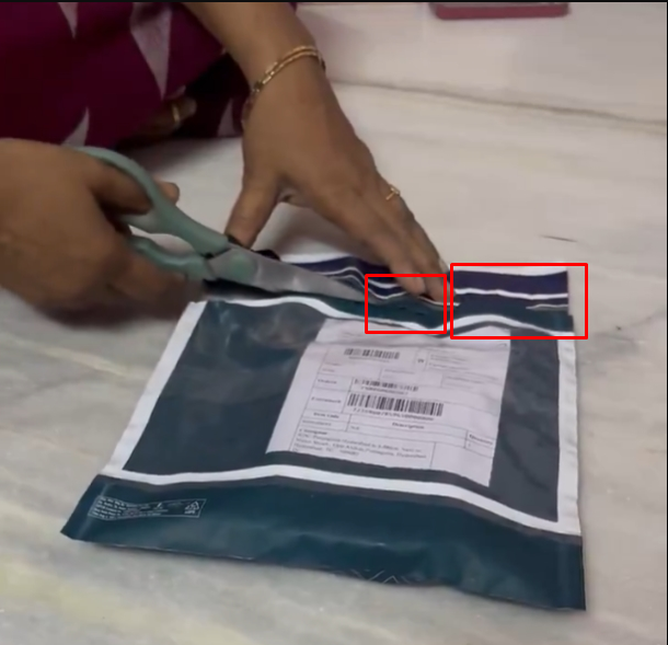 abhikumbhani's tweet photo. @imYadav31 0:04 pe clearly visible hai ki package already open kiya hua hai! Gajab #Tuchiye bhare pade hai! 🙃 https://t.co/m5hkmY6FBW