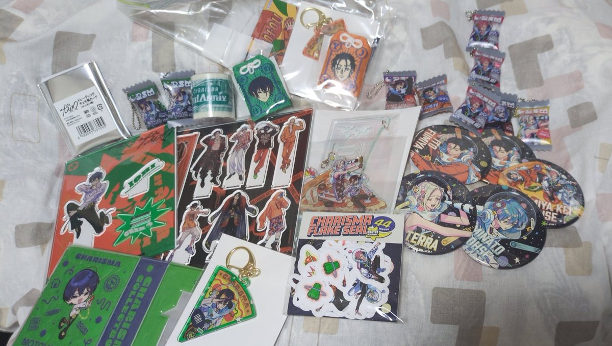 お母さんが買ってきてくれたものたち！
まじで嬉しいありがとう
そして238のお守り、キーホのやつは友達用
𝑳‌𝑶‌𝑽‌𝑬