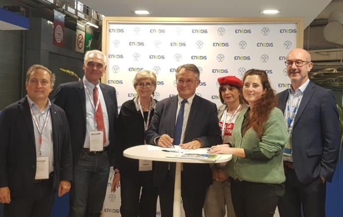 🔄 Partenariat @Enedis x AMF 32 renouvelé lors du Congrès des Maires à Paris, signature d'une nouvelle convention pour renforcer la coopération sur la transition écologique. 🌱💡 Guide pratique bientôt dispo #AMF32 #Enedis #TransitionEcologique #Énergie #Collectivités