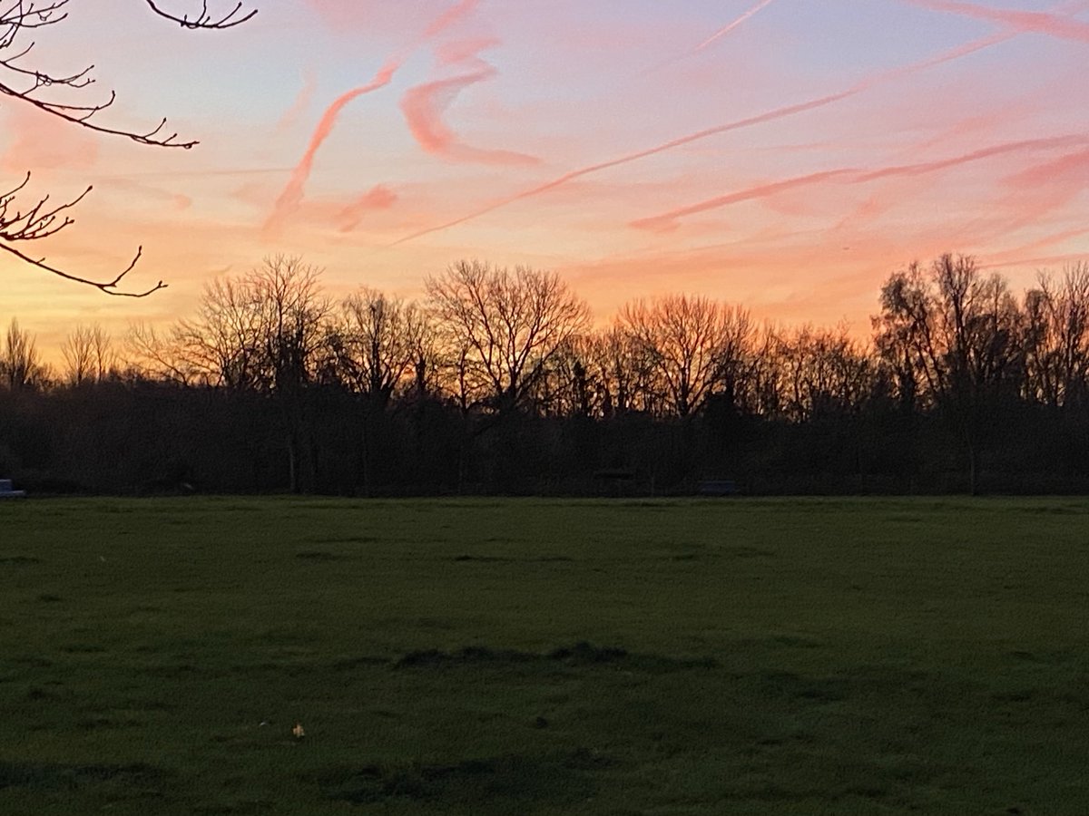 Sunrise over Ousel Valley Park ⁦<a href="/scenesfromMK/">scenesfromMK</a>⁩ ⁦<a href="/TheParksTrust/">The Parks Trust</a>⁩