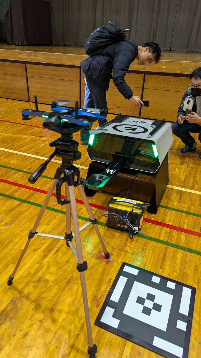 ez2drone's tweet image. 『ドローン自動化デモンストレーション』 
実際に動いて飛んでが見れて感激！展示会だと置いてあるだけだもんね。次回ゼッタイ行ったほうが良い！断言
数年後にあの時は、、、の話が出来そうな将来性スゴ！野口さんに久々にお目にかかれた。
#ドローン　#ドローンポート　#sorabot　#dib　#dji #dock2