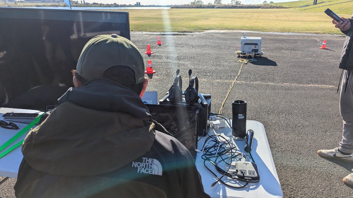 ez2drone's tweet image. 『ドローン自動化デモンストレーション』 
実際に動いて飛んでが見れて感激！展示会だと置いてあるだけだもんね。次回ゼッタイ行ったほうが良い！断言
数年後にあの時は、、、の話が出来そうな将来性スゴ！野口さんに久々にお目にかかれた。
#ドローン　#ドローンポート　#sorabot　#dib　#dji #dock2