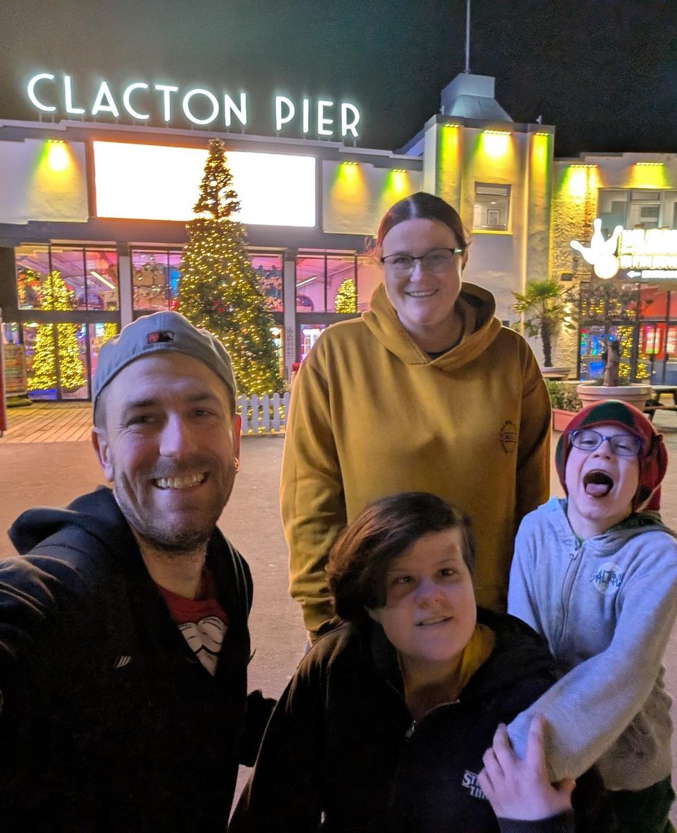 SummersStory1's tweet photo. Festive V.I.P at @ClactonPier

A Massive Thank You @RaysofSunshine for Hosting us as VIP's to a Festive Clacton Pier at the weekend!

We had an awesome time and truly enjoyed meeting Santa, Mrs Claus, Frosty the Snowman, and Of Course all the Wonderful Team from Rays Of Sunshine! https://t.co/TmkAP8ne4h