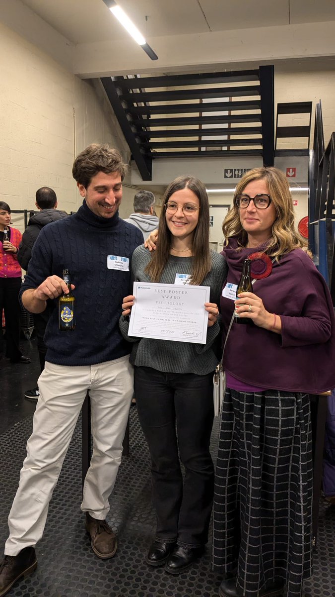 serena_stag's tweet image. Sharing posters, talks, beers… and awards! Thanks to @SelfKnowOthers and to my super supervisors @LecceSerena, @GabrieleChierc1 (and @FTVugt from the other side of the ocean)🍻