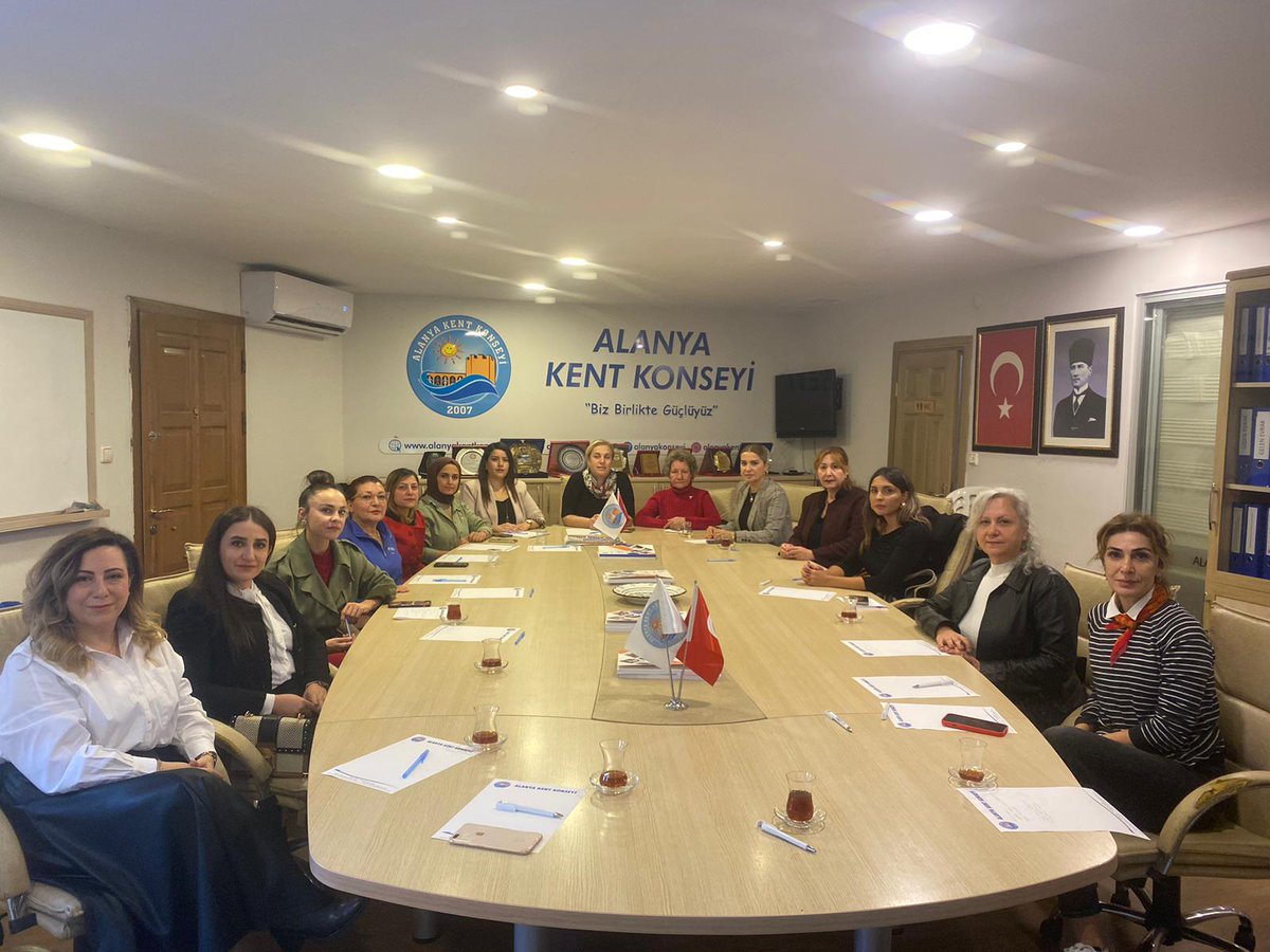 Türk kadınına seçme ve seçilme hakkının verilişinin yıl dönümü için Alanya Kent Konseyi, bu önemli gün vesilesiyle siyasi parti kadın kolları, kamu kurumları, kadın muhtarlar ve sivil toplum kuruluşlarının temsilcilerini bir araya getirdi. 

Ayrıntılar; l24.im/bKWp3
