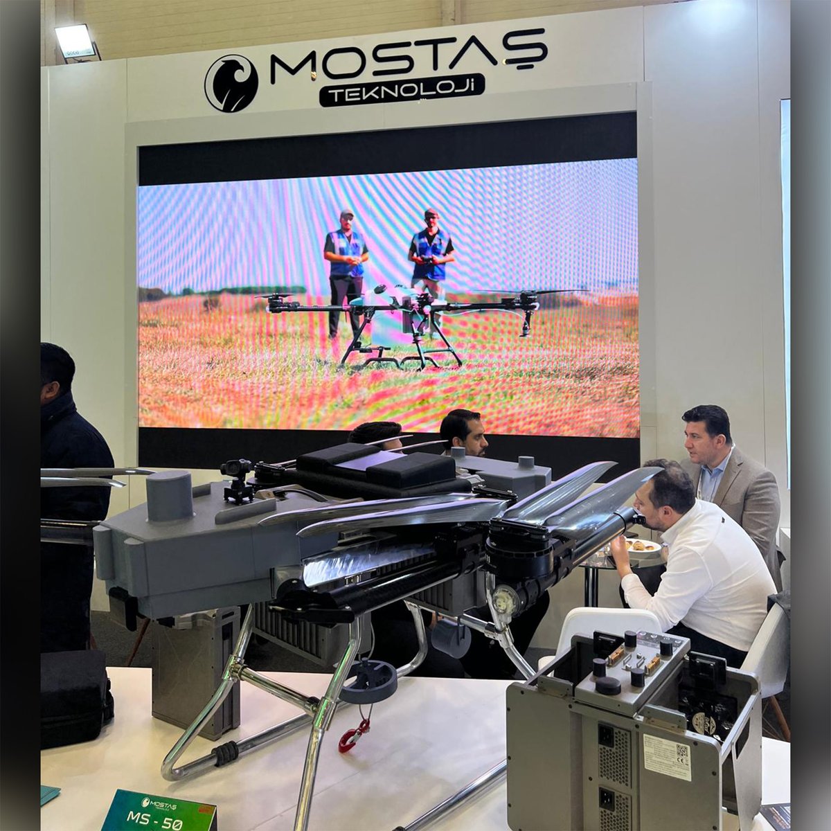 YavuzKus41's tweet photo. MÜSİAD Expo Fuarı'nda Mostaş Teknoloji'nin standını ziyaret ettim ve gençlerin enerjisiyle dolup taşan bir atmosferle karşılaştım. Gençlerin enerjisi, heyecanı harika, çok güzel işler yapıyorlar.

Mostaş ekibi, https://t.co/ZlqxIfW0BU platformumuzda devam eden yatırım turundan elde edecekleri destekle çok daha büyük başarılara ulaşacaklarına yürekten inanıyorum.

Bu genç girişimcilerin heyecanı ve projelerine olan inançları, gelecekteki başarılarının habercisi. Siz de şimdi https://t.co/ZlqxIfW0BU ‘a girip Mostaş Teknolojiyi inceleyebilir ve yatırım yapabilirsiniz. https://t.co/rQxA6Id0pX