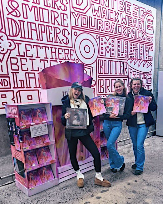 IvanaNY's tweet photo. Goods secured, new friends made! 🫶🏼 I LOVE being a Swiftie 💕 #TheOfficialTSTheErasTourBook #TheAnthology @taylornation13 @taylorswift13 https://t.co/jJWQkAUo5Z
