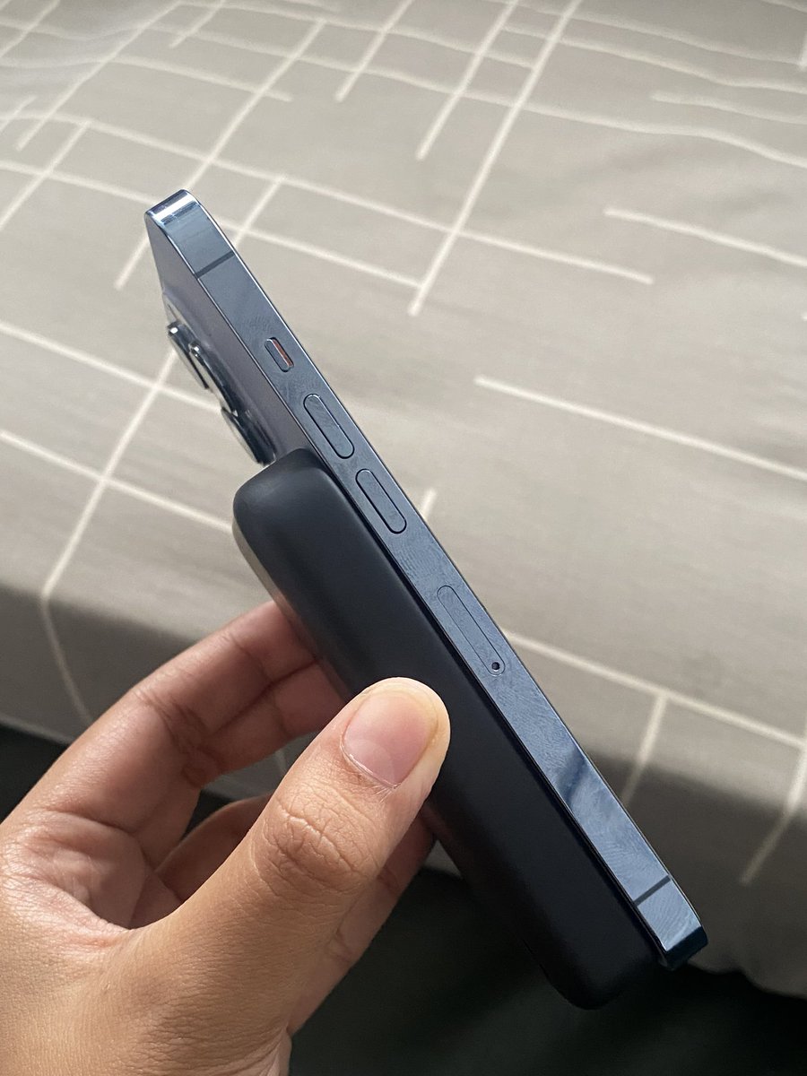 h0neymilktea_'s tweet image. best buy aku diakhir tahun ini: powerbank wireless!

sangat cocok buat aku yg suka lupa bawa kabel, jadi tinggal tempel aja. kapasitasnya gede 10.000mAh. keren nya lagi udah 20watt &amp;amp; fast charging. gilasih👍🏻