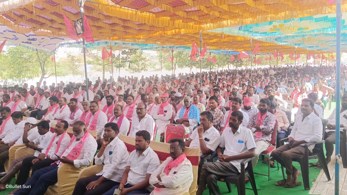 BulletSuri7's tweet photo. బీఆర్ఎస్ అధికారంలో ఉన్న 10 సంవత్సరాలు అభివృధ్ధి, సంక్షేమం మీద దృష్టి పెట్టినమ్. ఇప్పుడు గెలిచిన కాంగ్రెస్ ఎంఎల్ఏలు బీఆర్ఎస్ నాయకులను ఇబ్బంది పెట్టడం మానేసి పాలన మీద దృష్టి పెట్టాలి. నారాయణ పేట మాజీ శాసనసభ్యుడు ఎస్.రాజేందర్ రెడ్డి గారు!

#DeekshaDiwas

@KTRBRS @SRReddyBRS https://t.co/hq4sziLGtS
