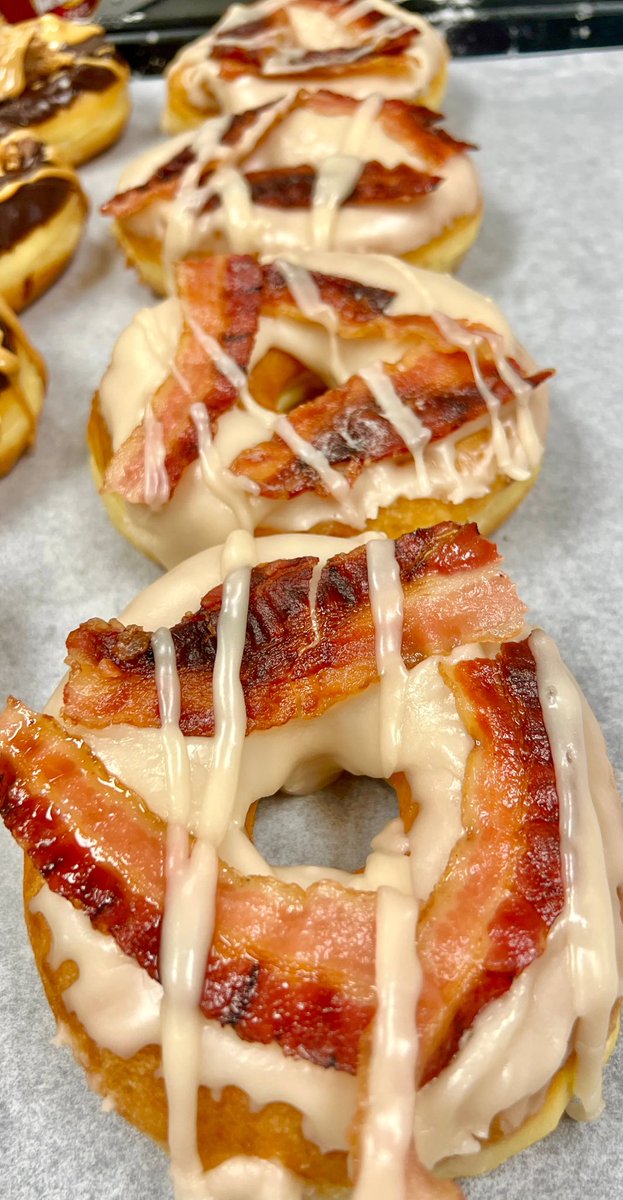 FoodPleaser's tweet photo. Does bacon belong on donuts? https://t.co/k2qbOz5zFU