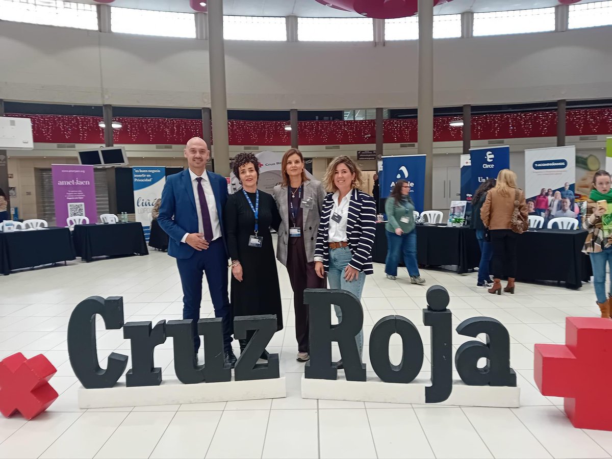 rociomolinacarr's tweet photo. 📢 Hoy estamos presentes en la II Feria de Empleo organizada por @crejaen , un espacio dónde las entidades, empresas y personas que buscan empleo pueden compartir experiencias y crear sinergias.🤝
#clece #Atende #CruzRojaJaén https://t.co/AMN11mg5Zx