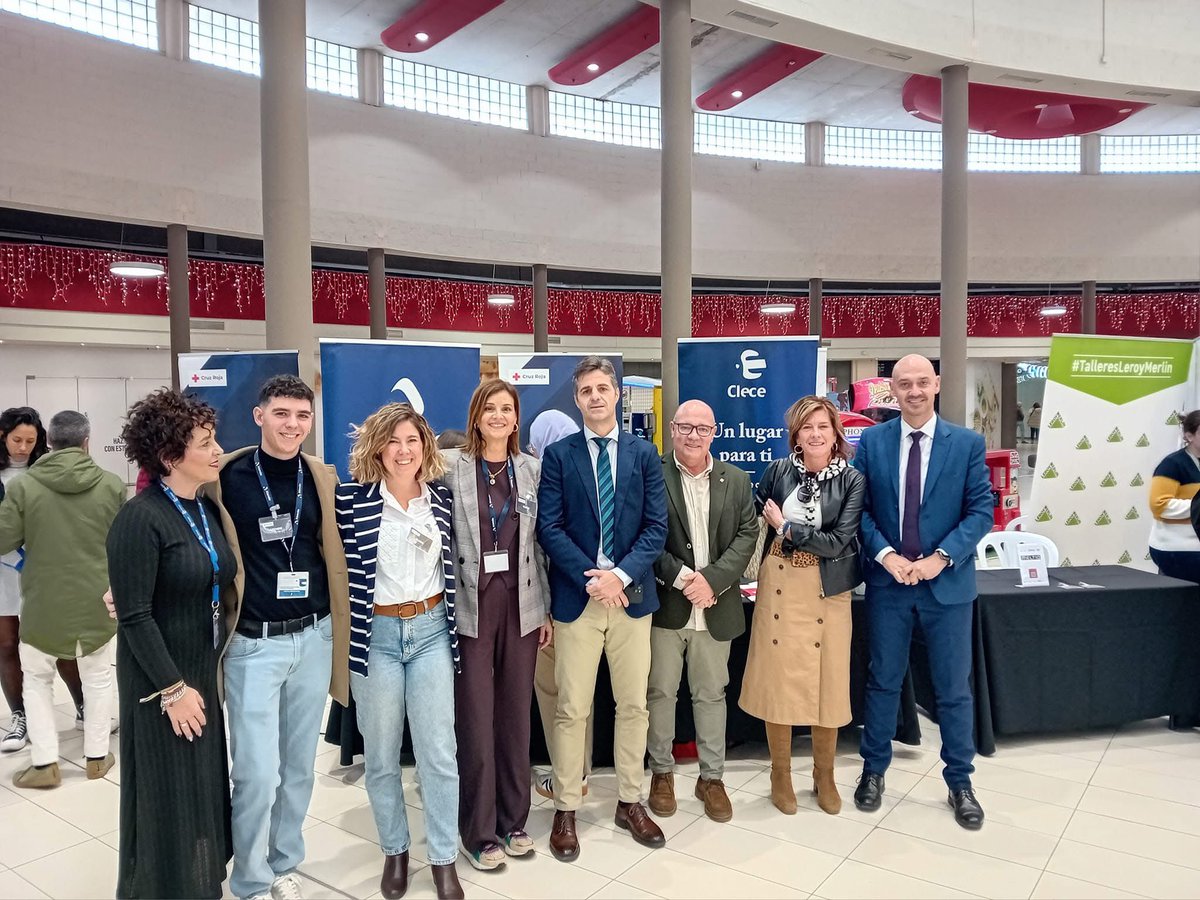 rociomolinacarr's tweet photo. 📢 Hoy estamos presentes en la II Feria de Empleo organizada por @crejaen , un espacio dónde las entidades, empresas y personas que buscan empleo pueden compartir experiencias y crear sinergias.🤝
#clece #Atende #CruzRojaJaén https://t.co/AMN11mg5Zx