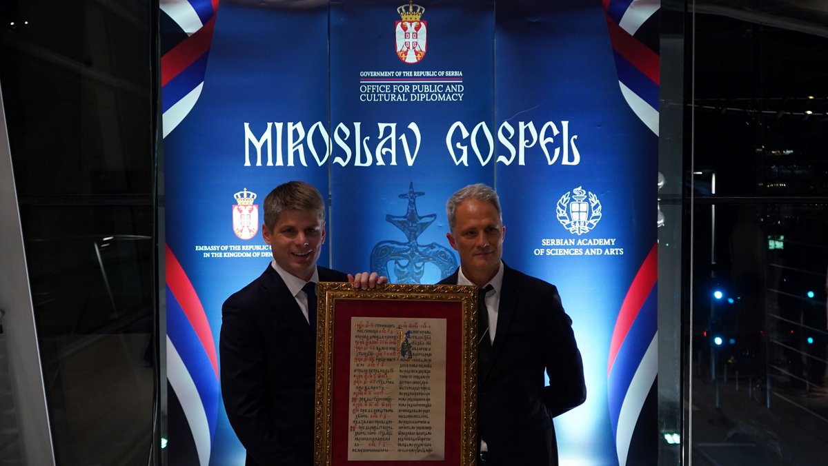SRBinDenmark's tweet photo. Поводом недавно одржане презентације дигитализације Мирослављевог јеванђеља у Копенхагену, посебну захвалност упућујемо 🇩🇰 Kраљевској библиотеци #detkglbibliotek.

Изузетна сарадња са господином Кристенсеном, замеником директора #culturalheritage Краљевске библиотеке, његовим колегама из #specialcollections, а посебно организационим тимом, у значајној мери су утицали на велики успех догађаја 👏👏👏
Амбасада 🇷🇸изузетно цени остварену сарадњу са тако реномираном институцијом као што је 🇩🇰Краљевска библиотека.  У очекивању да се ова сарадња и даље развија у циљу бољег узајамног представљања културних вредности 🇷🇸 и 🇩🇰унапред се радујемо неким новим заједничким пројектима.