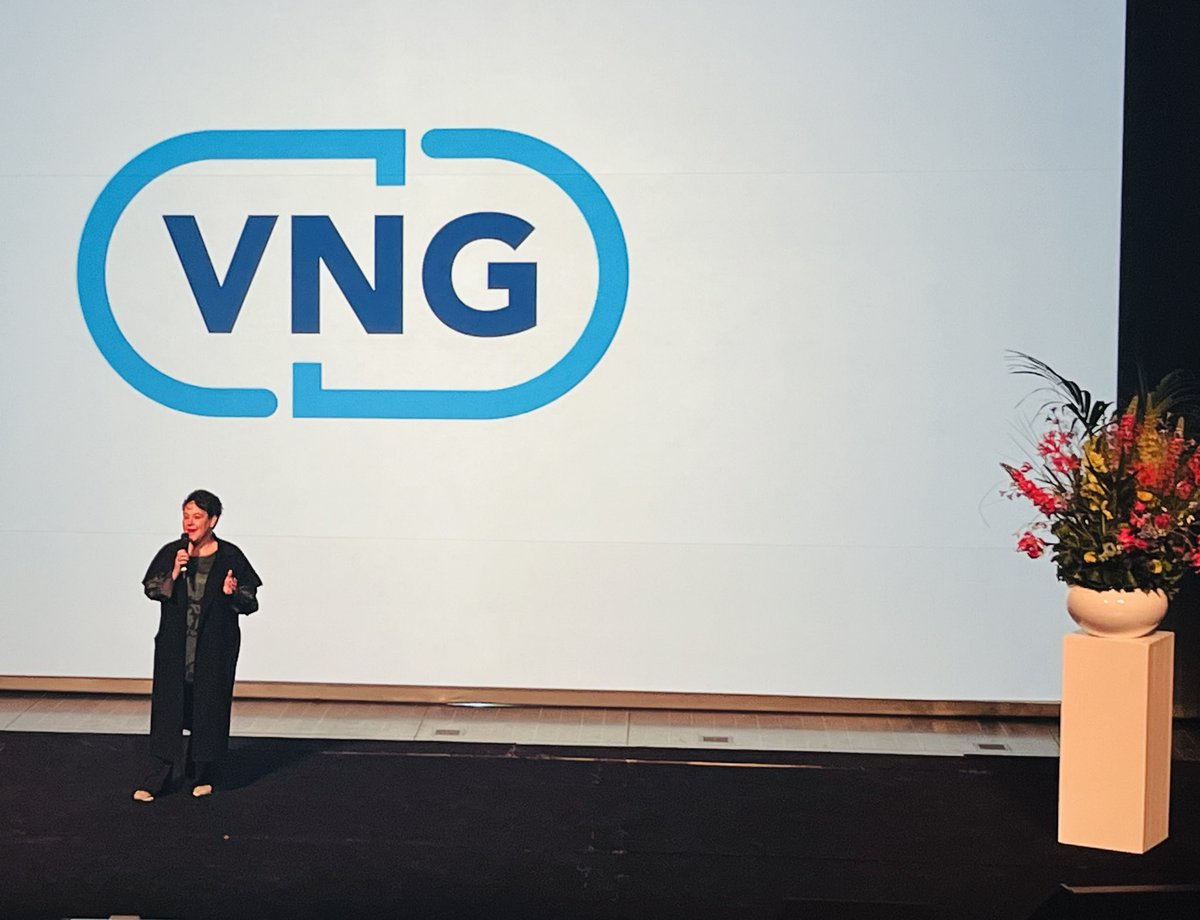SjorsFrohlich's tweet photo. Grote @VNGemeenten bijeenkomst in Utrecht met veel collega’s. 
Welkom door voorzitter Sharon Dijksma. En daarna indrukwekkend betoog door Paul Scheffer. 
Met een krimpende bevolking die vergrijst hebben we mensen nodig. Er zijn nu 800.000 mensen van 80 jaar en ouder. In 2050 zijn er ongeveer 2,5 miljoen 80-plussers!
Stel je eens voor wat dat betekent!