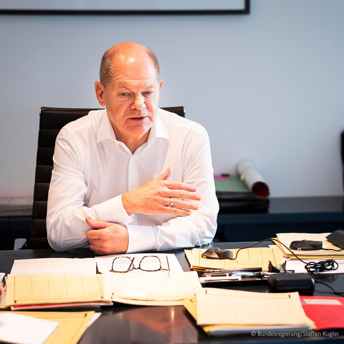 KanzlerScholz's tweet image. Wir werden die militärische Unterstützung für die Ukraine in enger Abstimmung mit unseren europäischen und internationalen Partnern fortführen. Mit @ZelenskyyUa habe ich heute vereinbart, dass wir im Austausch bleiben - auch mit Blick auf mögliche Wege zu einem gerechten Frieden.