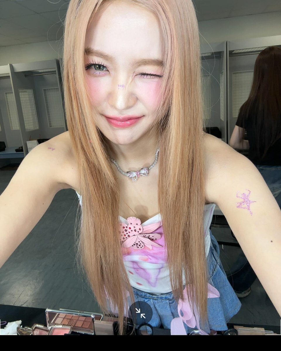 Winking my way through the day because why not? This look is about embracing softness while letting a little sparkle shine. The pastel pinks and glitters make me feel like I’m glowing. Life’s too short to stick to one vibe—today, I’m living the 𝗳𝗮𝗶𝗿𝘆-𝘁𝗮𝗹𝗲 𝗱𝗿𝗲𝗮𝗺.