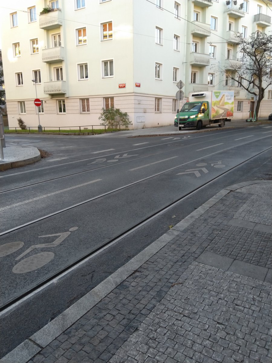 Par metru od sebe, 30 s po sobe. Sloupky stale nikde. <a href="/MP_Praha/">Městská policie Praha</a> <a href="/PolicieCZ/">Policie ČR</a> <a href="/parkovanivpraze/">Parkování v Praze</a> @prahabezaut <a href="/PragueVsCars/">Praha vs auta🚗</a> <a href="/MpStraz/">Pomocna Straz MP</a> <a href="/MinistryofWalk/">MinisterstvoPesiDopravy 🇨🇿</a> <a href="/Svoboda_Slavek/">Bohuslav Svoboda, primátor hl. m. Prahy</a> <a href="/ZdenekHrib/">Zdeněk Hřib</a> <a href="/TSKpraha/">TSK Praha</a> <a href="/PrahaEU/">Hlavní město Praha</a> <a href="/makupka/">Martin Kupka</a>