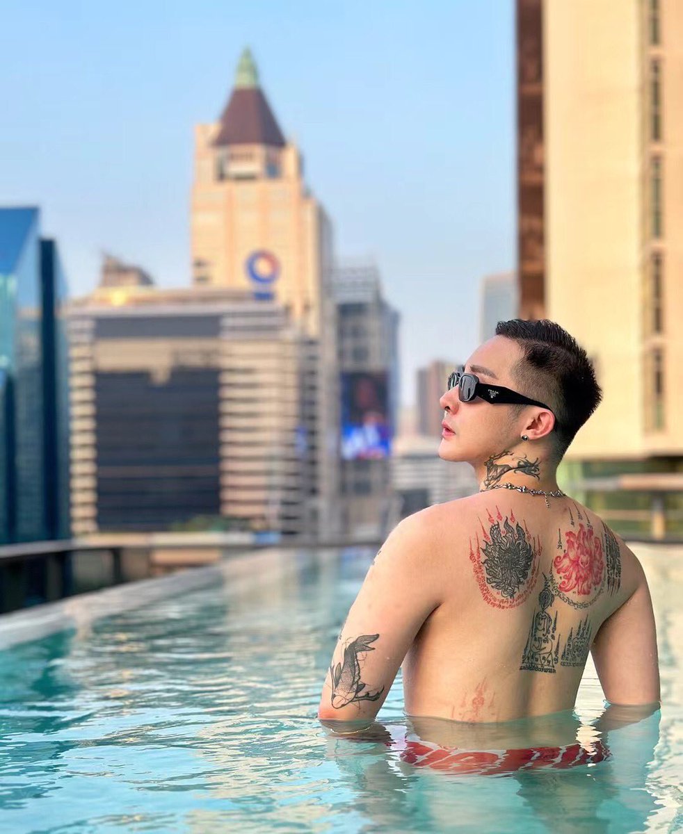 阳光纹身体育生翘臀🍑大脚白袜43有喜欢？你们都喜欢什么姿势操翘臀，趴着撅着跪着还是站着？还是一边舔你大脚一边插着？白袜大脚双丁翘🍑等你来抽插。