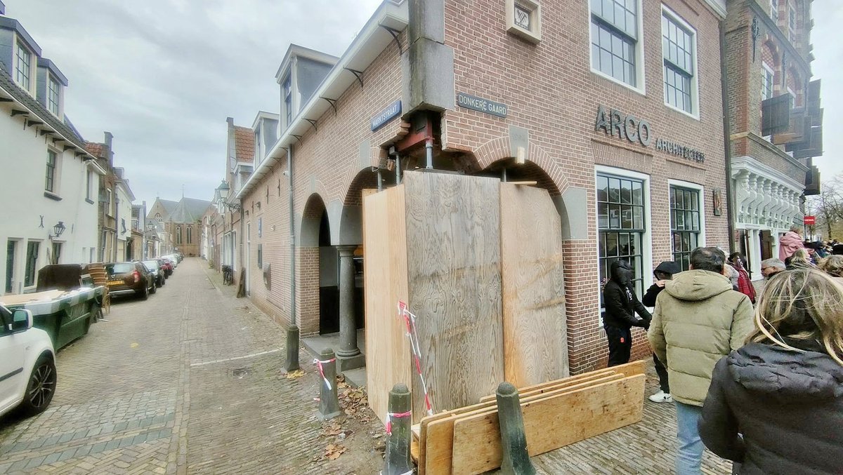 Vrachtwagen botst tegen historisch pand in Oudewater