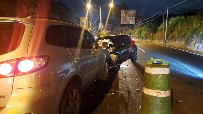 TN23NOTICIAS's tweet photo. Vehículos colisionan sobre #CarrilReversible en #Charcas.
Solo se reportan daños materiales.
Vía @Transito_mixco https://t.co/HPgr2Lex0X