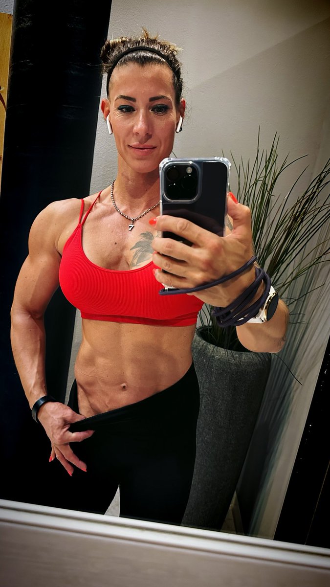 SGymcrush's tweet photo. You're not in competition with anyone but yourself 🦾🏋🏻♀️ #fitnessjourney #abs #shouldertraining #pump #bodybuilding #girlslifttoo #xgym #gymcrush #gymlover #passion #strongisthenewskinny https://t.co/Wtc0y8Tx9a