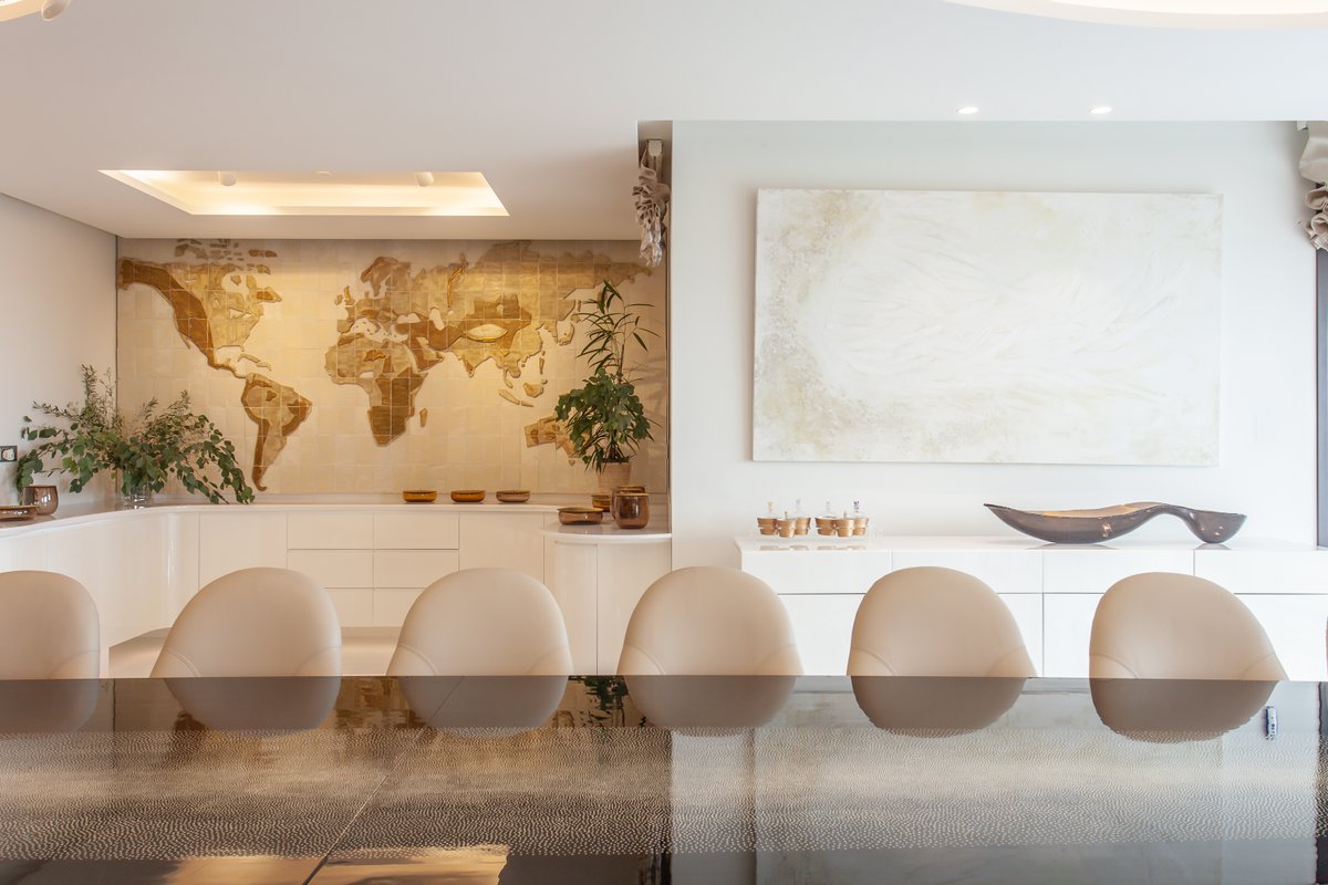 Este maravilloso comedor que inspira calidez y luminosidad por su mezcla de taupe y blanco, forma parte de un proyecto 360 de @lauracarrillofernandez_
El mural mapamundi es un obra artesanal de la artista @maribelmartinezescultora.
Foto @alfredezquerra