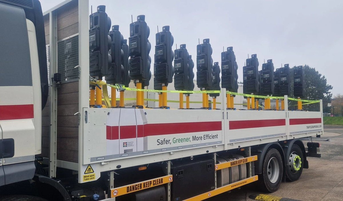 Wherever our signals are needed, our delivery team has you covered! 📦

From these RC2 signals heading to a new customer in the North, to a set of ACM signals spotted shortly after on their way down South...

Different projects, different parts of the UK, same reliable results!🚦