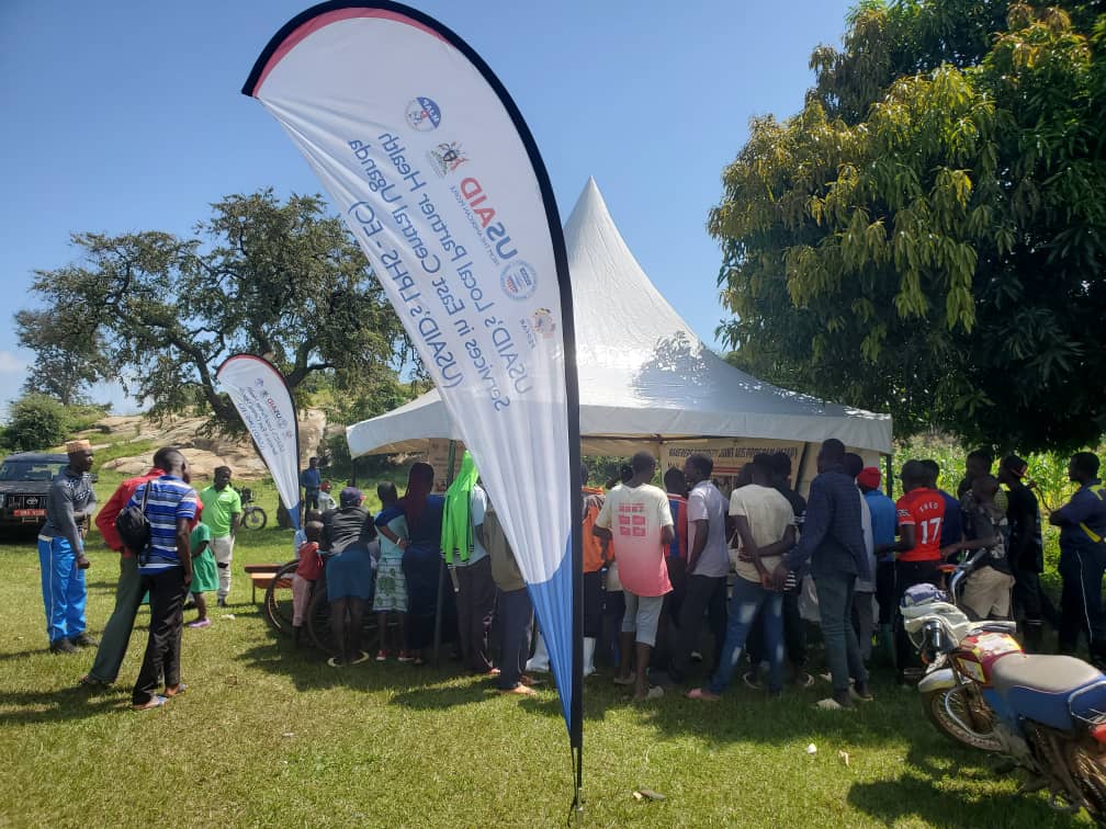 MJAPUg's tweet photo. Pre-World AIDS Day activities at Kidera Play Grounds Buyende District. We are offering integrated health services to the communities in Buyende.
@aidscommission 
@MinofHealthUG 
#WAD2024 
#WearTheRedRibbon https://t.co/9VRRkuAD8V