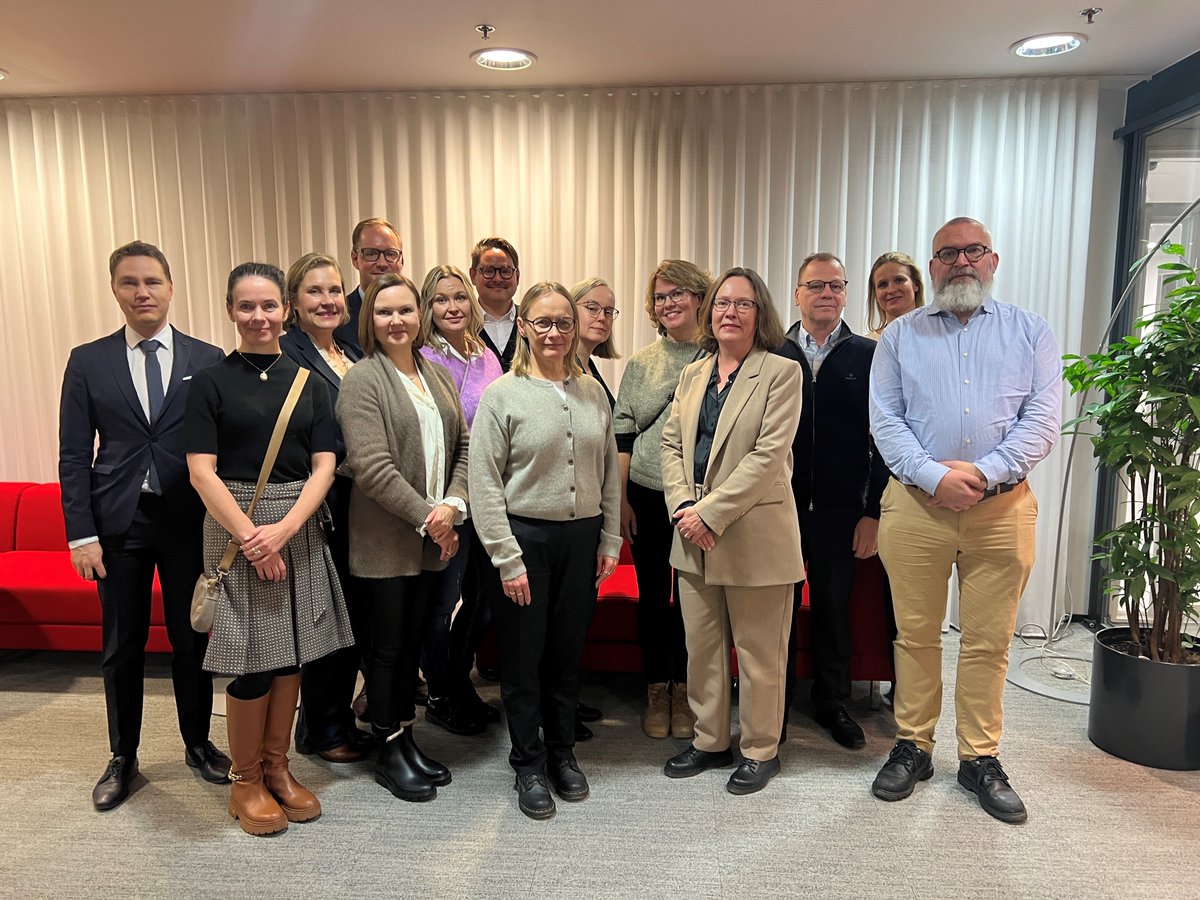 Mediatuomarit kokoontuivat keskustelemaan ja kouluttautumaan, aiheina esim. esiintymistaidot ja sosiaalinen media. Samalla tavattiin oikeustoimittajia, jotka ovat verkoston jäsenille tärkeitä yhteistyökumppaneita. Kiitos Helsingin käräjäoikeudelle tilojen järjestämisestä.