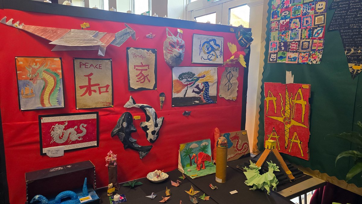 AGSHouses's tweet photo. 🎨HOUSE ART🎨
Here we have Lee House with their Mythology inspired display and Paterson House presents 'A Night at the Movies'

Parents are invited to visit the Exhibition on Fri 29th Nov and Mon 2nd Dec (3.45pm - 5.00pm)

🔵🟢🟡🟣🔴🔵 
#BelongingAndCamaraderie 
@AGSFounded1598 https://t.co/heaLt51XbK