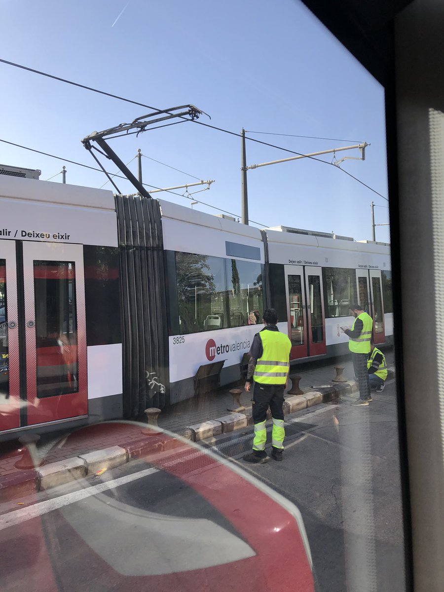 ines_puche's tweet photo. Tots els dies tot col·lapsat, sembla que l’única manera que t’asegura moure’t per València és caminant, encara que siga de punta a punta (tardaràs hores però de segur que menys que en transport públic xd).

Fotos de fa 15 minuts. https://t.co/1g8HauaNGr