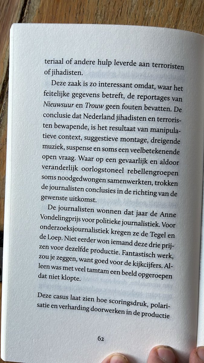 Van @Luyte kwam 'Kiezen voor Democratie' uit. Ze gaat in op claim van <a href="/milenaholdert/">Milena Holdert</a> en <a href="/GhassanDahhan/">Ghassan Dahhan</a> dat NL. steun gaf aan Syrische jihadisten . Ze stelt terecht dat dit 'een met veel tamtam opgeroepen beeld is dat niet klopte'. <a href="/RenaNetjes/">Rena Netjes renanetjes@bsky.social</a> en ik riepen dat al vanaf het begin.