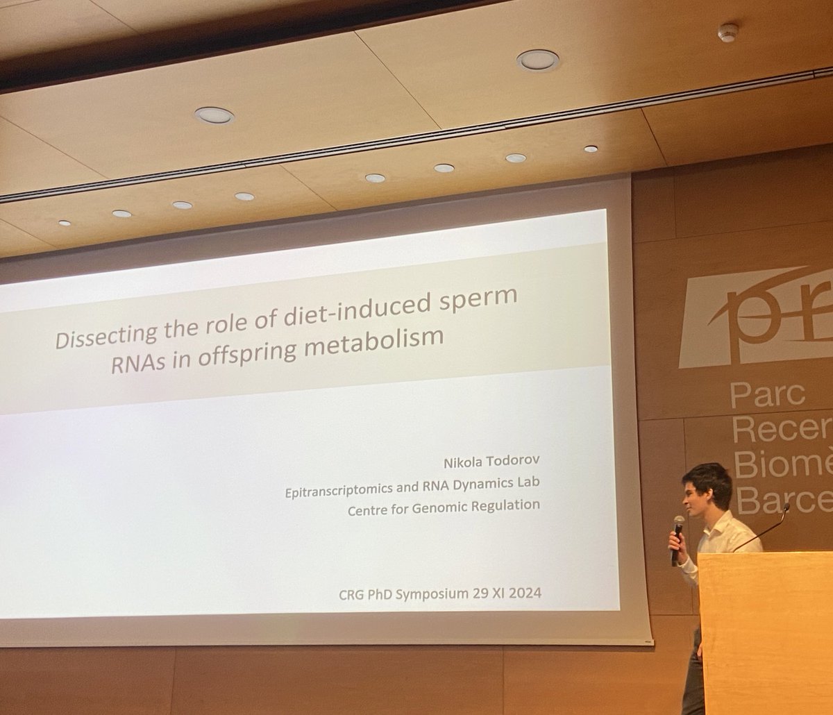 Exciting talk by Nikola Todorov  on how diet-induced sperm RNAs shape offspring metabolism! Fascinating insights into epigenetics and inheritance.

#CRGPhDSymp2024