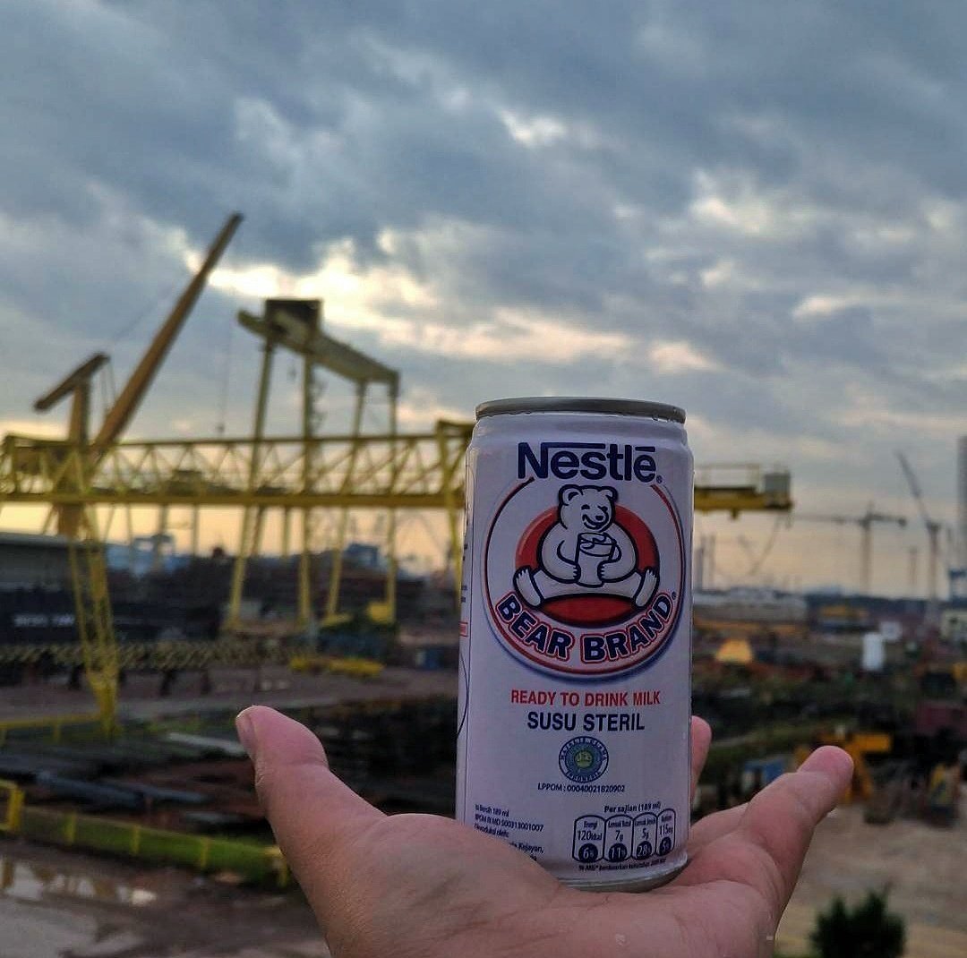 Jaman kerja di shipyard, aku pasti nyetok Bearbrand di meja. Maklum, tiap hari ketemu polusi. Solusinya ya, minum Bearbrand tiap hari buat jaga kesehatan. Ini #ceritabearbrand ku. Mana ceritamu <a href="/ngopidisekjon/">Teman Ngopi</a> <a href="/ImaSatrianto/">Primastuti Satrianto</a> <a href="/Travelerien/">Katerina. S</a> Sudah #RasakanKemurniannya <a href="/bearbrand_id/">BEAR BRAND</a>