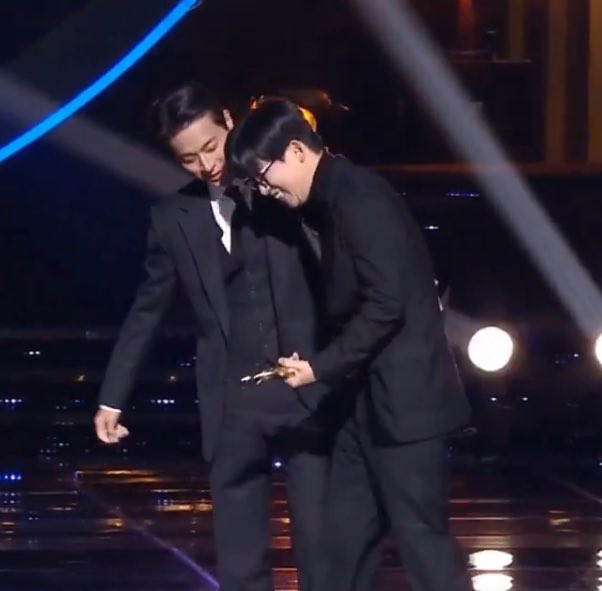 딱 한 번만 !! 받을 수 있는 신인상을 
박정민이 조현철에게 전달해준게 .. ㅠ ㅠ