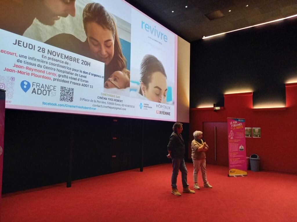 53Adot's tweet photo. Hier soir au Cinéma #YvesRobert @VilledEvron et en marge de l'inauguration de l'Arbre de Vie en hommage aux donneurs d'organes et à leurs proches, projection du film #REVIVRE suivi de riches échanges avec le public en présence de Anne Lecourt du @CHLaval53 et de greffés rénaux. https://t.co/6BD0r0WKBK
