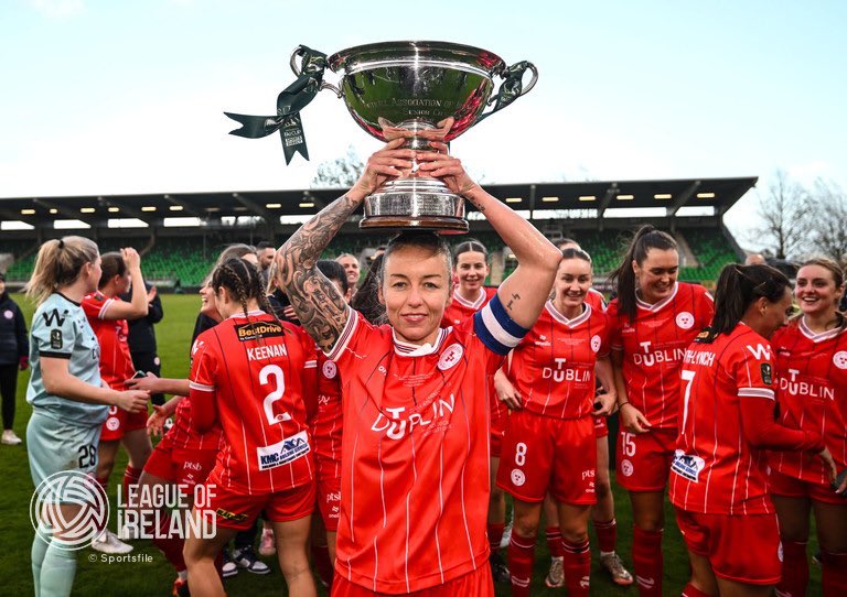 shelsfc's tweet photo. Huge congrats to @pearl_slattery , @NoelleM11 and @EWearen for their @sseairtricity / @SoccerWritersIr Personality of the Year nominations following a fantastic year for the Reds 👏👏

#DublinsFinest | #Since1895 https://t.co/CM593jocDd