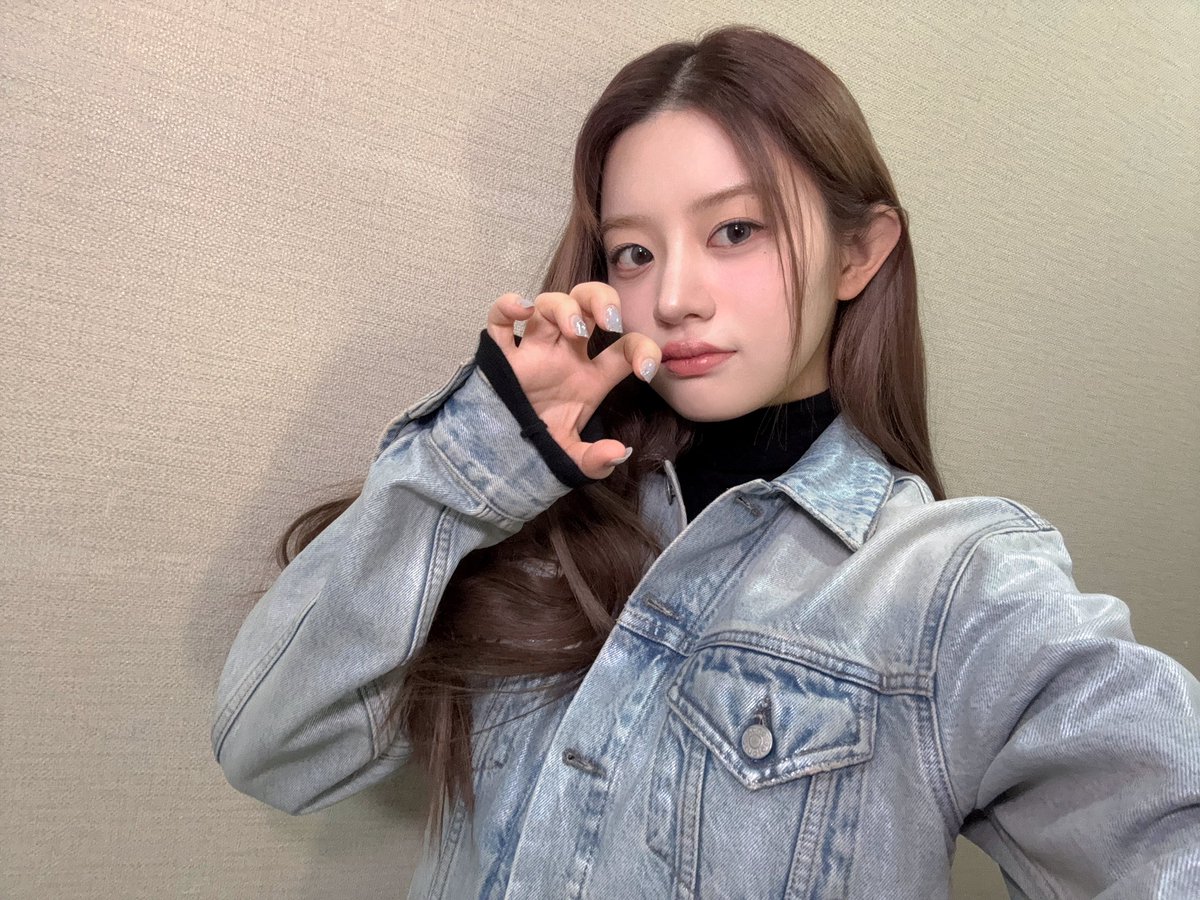 ILLIT X 日本語訳- [#DAILY_IT] さささ寒い冬に訪れた青ジャケット