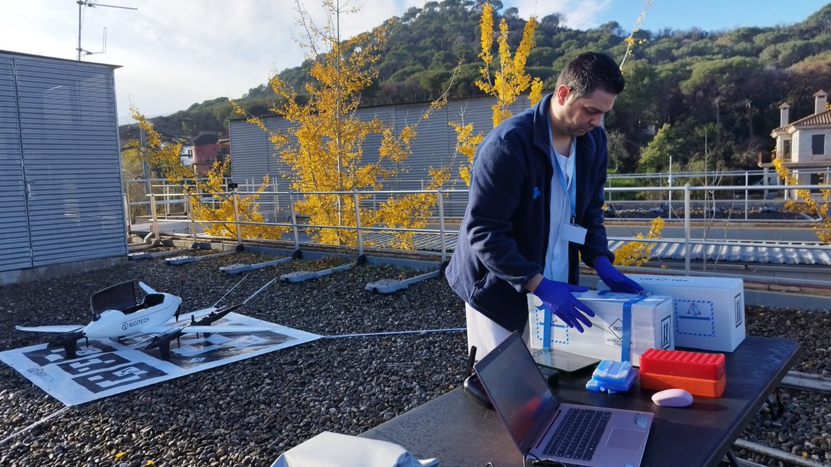 primariaicscat's tweet photo. ✔️La prova ha permès transportar més de 300 mostres de sang i d’orina de prop d’un centenar de pacients, entre el CAP Sant Fost-Martorelles i el #LabClinicMN a @hgermanstrias, amb un temps mitjà de vol de 6 minuts respecte als prop de 30 min. del transport terrestre convencional. https://t.co/Yub2h1JBew