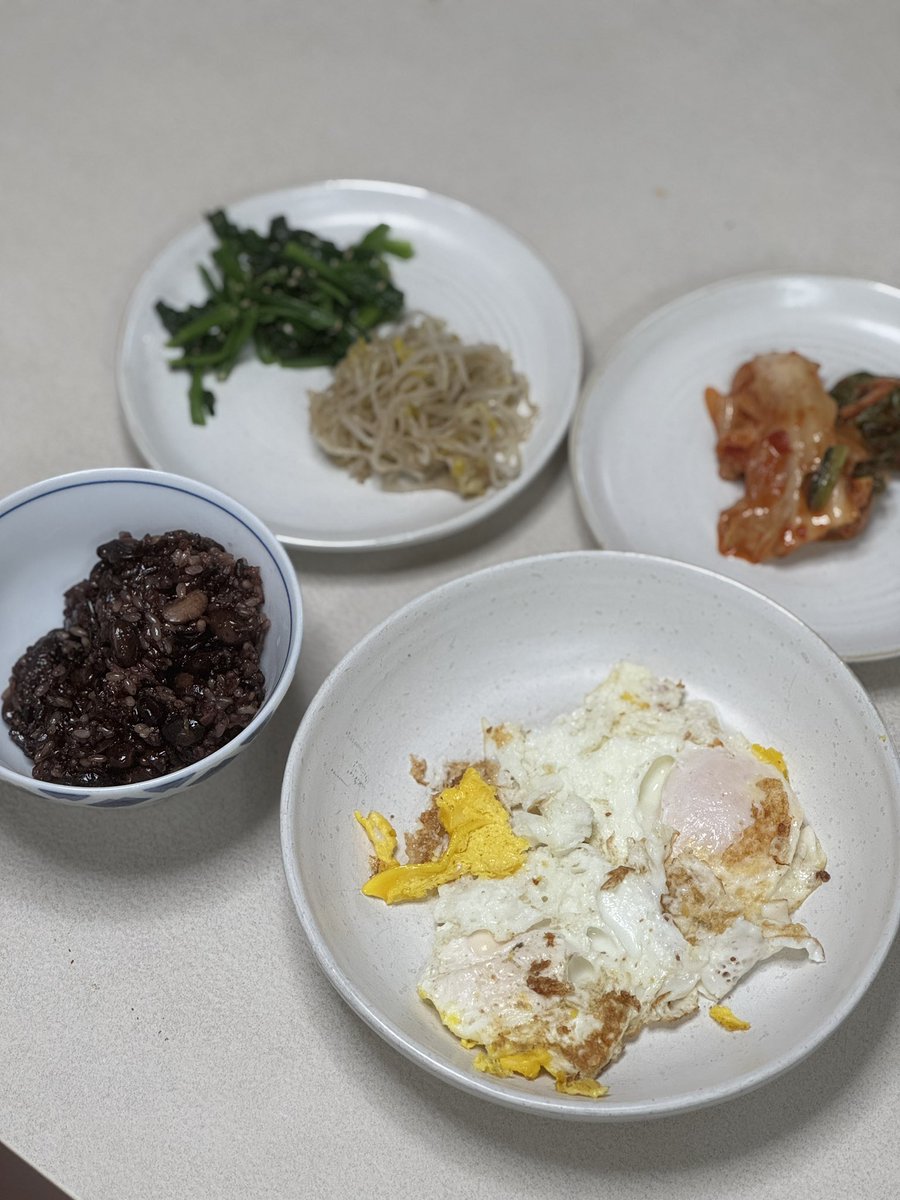 아침 : 계란 고구마 샐러드 두유
점심 : 토마토 문어 파스타 (면 70g만)
저녁 : 저속노화밥 계란후라이 나물 김치

파스타 만들때 
치킨 스톡같은 조미료 대신 

토마토를 뭉개듯 오래 끓이고 
액젓한스푼만 넣으면 풍미가 너무 좋아요 ! 🍅